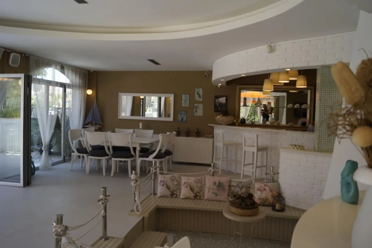 Marina Sahil Hotel Çeşme 2*,